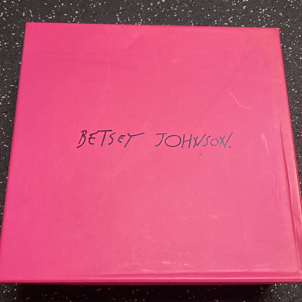 NIB Betsy Johnson Wenndy Fuchsia Multi Strappy Wedges - Picture 11 of 11
